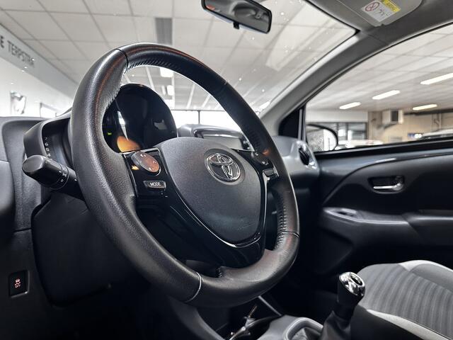 Toyota AYGO 1.0 VVT-i x-play/ Camera/ NAVI!/ Airco/ C.V. Afstand/ Elek. pakket/ Isofix/ Bluetooth/ Multi. LEDER. Stuur/ LED Dagrijverl.