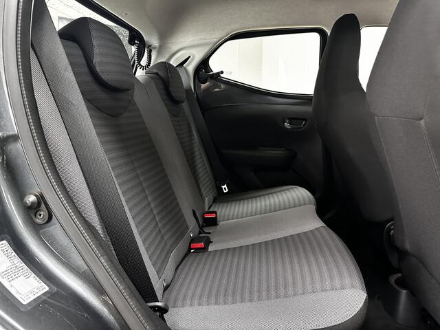 Toyota AYGO 1.0 VVT-i x-play/ Camera/ NAVI!/ Airco/ C.V. Afstand/ Elek. pakket/ Isofix/ Bluetooth/ Multi. LEDER. Stuur/ LED Dagrijverl.