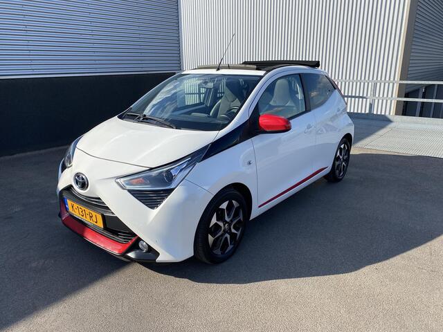 Toyota AYGO 1.0 VVT-i x-joy cabrio Sportieve auto met rode accenten en een Cabriodak! Airconditioning, achteruitrij camera, Apple Carplay/Android Auto, start/stop systeem