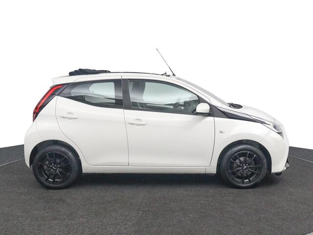 Toyota AYGO 1.0 VVT-i x-play Cabrio | Elektrisch Vouwdak | Lichtmetalen Velgen | Achteruitrijcamera | Airco |