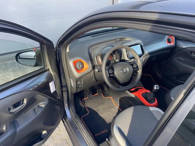 Toyota AYGO 1.0 VVT-i x-play , 35.000 km | Apple/Android Navigatie | Org NL en 1e Eigenaar |
