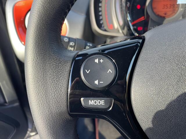 Toyota AYGO 1.0 VVT-i x-play , 35.000 km | Apple/Android Navigatie | Org NL en 1e Eigenaar |