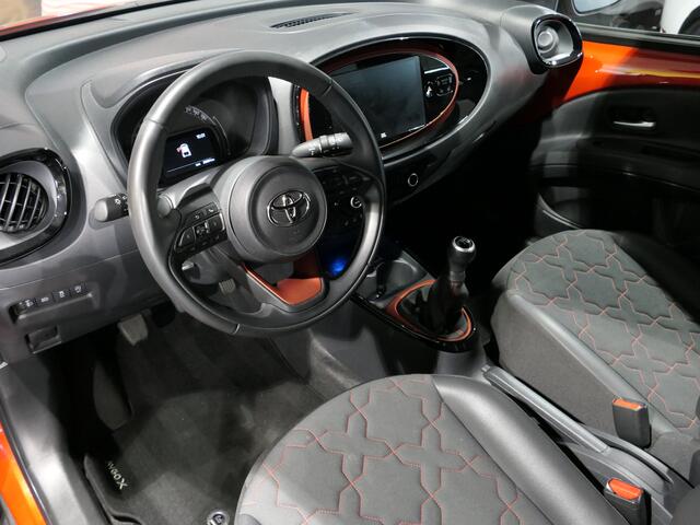 Toyota AYGO X 1.0 VVT-i MT Limited *Camera & sensoren v+a* - Draadloze telefoonlader, bluetooth, LMV 18", half leder/stof bekleding
