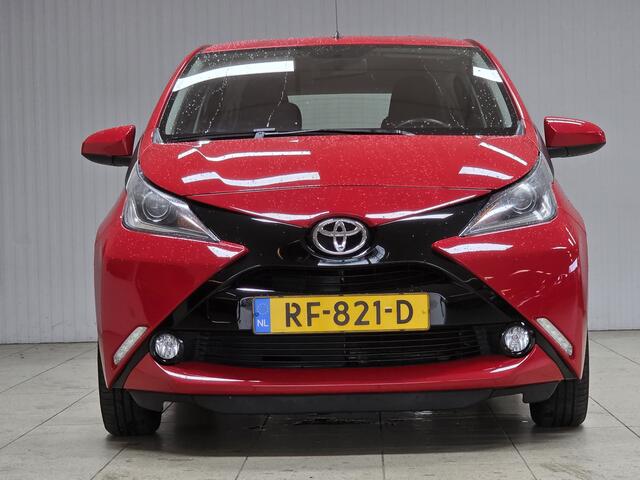 Toyota AYGO 1.0 VVT-i x-play/ 5-Drs/ Camera/ Airco/ C.V. Afstand/ Elek. ramen/ Media-Scherm/ Isofix/ Bluetooth/ AUX & USB/ Multi. Stuur/ Mistl./ LED Dagrijverl.