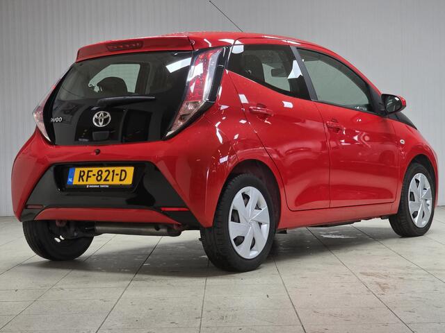 Toyota AYGO 1.0 VVT-i x-play/ 5-Drs/ Camera/ Airco/ C.V. Afstand/ Elek. ramen/ Media-Scherm/ Isofix/ Bluetooth/ AUX & USB/ Multi. Stuur/ Mistl./ LED Dagrijverl.