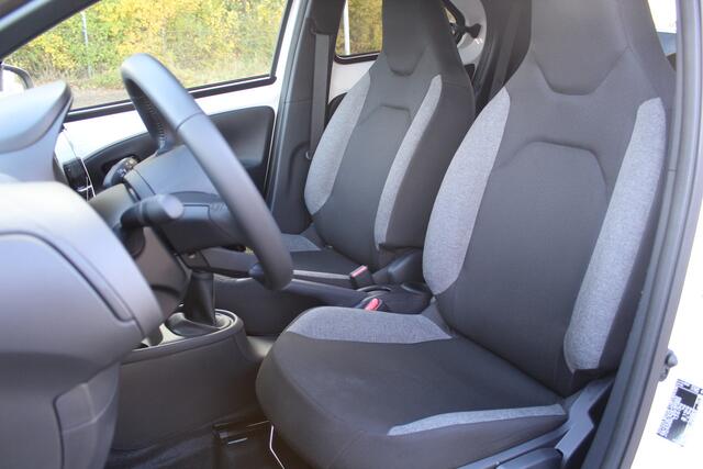 Toyota AYGO X 1.0 VVT-i MT First | Rijklaar | Stoel-/stuurverw. | Clima | LED | Privacyglass | Apple/Android | Camera | Adap.cruise