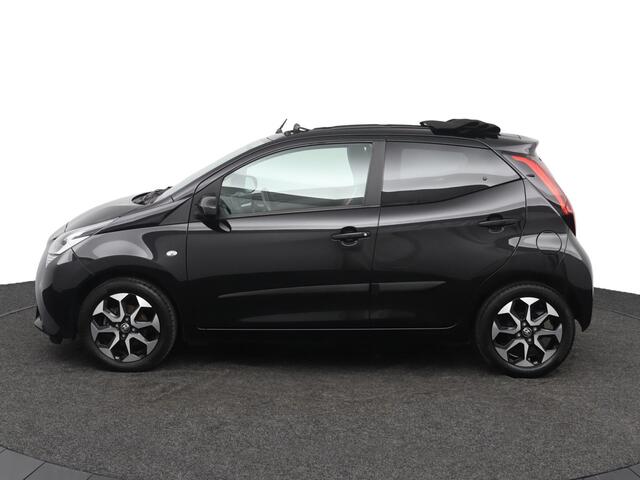 Toyota AYGO 1.0 VVT-i x-joy cabrio | Climate control | Parkeercamera | Groot multimedia scherm |