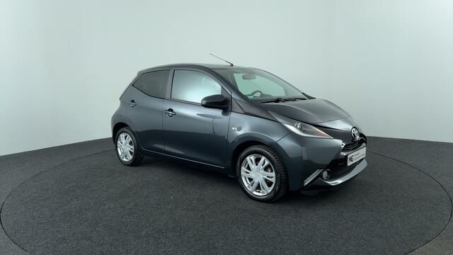 Toyota AYGO 1.0 VVT-i x-play | 4 Seizoenenbanden | P. Camera | Climate Control