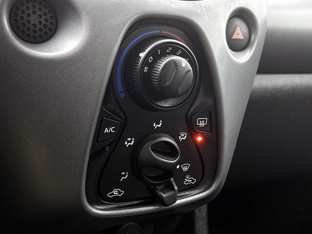 Toyota AYGO 1.0 VVT-i x-play | Apple Carplay / Android Auto | Camera | Airco | Metallic Lak | 10 Jaar Garantie |