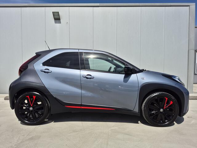 Toyota AYGO X 1.0 VVT-i S-CVT Undercover Jun Takahashi Limited | Uniek! | Navigatie | Parkeersensoren V+A | LED | Keyless | CarPlay | Draadloos laden telefoon | Stoelverwarming | Achteruitrijcamera |