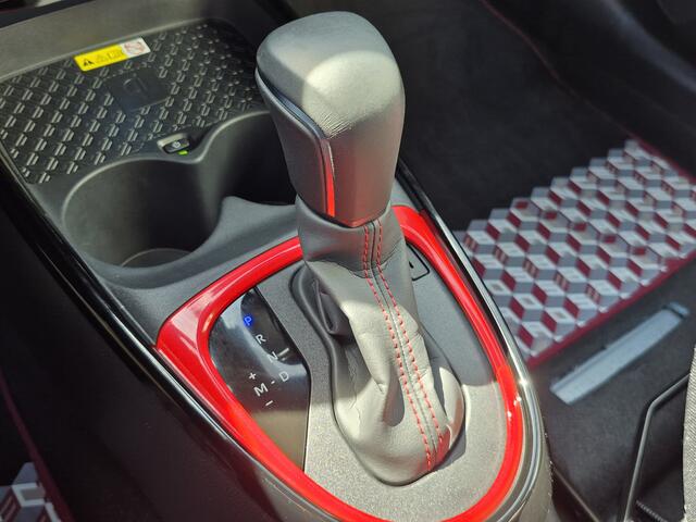 Toyota AYGO X 1.0 VVT-i S-CVT Undercover Jun Takahashi Limited | Uniek! | Navigatie | Parkeersensoren V+A | LED | Keyless | CarPlay | Draadloos laden telefoon | Stoelverwarming | Achteruitrijcamera |