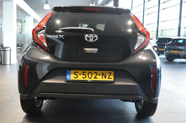 Toyota AYGO X 1.0 VVT-i MT first carplay camera cruise led 17 inch !!