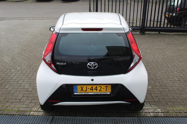 Toyota AYGO 1.0 VVT-i x-play Lage kilometerstand/Achteruitrijcamera/App connect/Airco/Orig. NL auto/Begrenzer