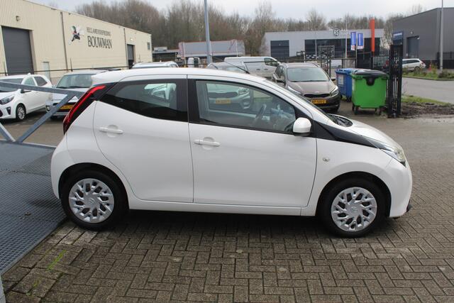 Toyota AYGO 1.0 VVT-i x-play Lage kilometerstand/Achteruitrijcamera/App connect/Airco/Orig. NL auto/Begrenzer