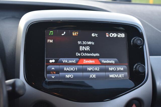 Toyota AYGO 1.0 VVT-i x-play 2e Eigenaar | Navigatie | Camera | Airco | 12 mnd BOVAG garantie |