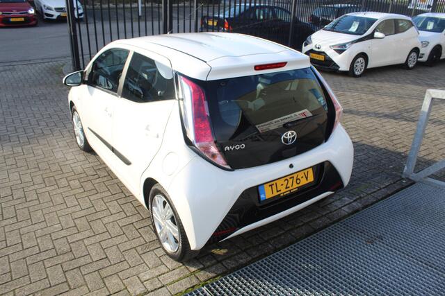 Toyota AYGO 1.0 VVT-i x-play Automaat/Achteruitrijcamera/Airco/Licht metalen velgen/Bluetooth/Centrale vergrendeling/Elektrische ramen