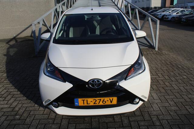 Toyota AYGO 1.0 VVT-i x-play Automaat/Achteruitrijcamera/Airco/Licht metalen velgen/Bluetooth/Centrale vergrendeling/Elektrische ramen