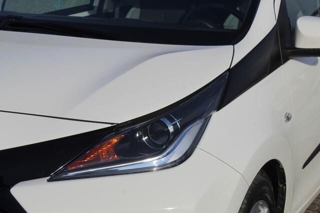 Toyota AYGO 1.0 VVT-i x-play Automaat/Achteruitrijcamera/Airco/Licht metalen velgen/Bluetooth/Centrale vergrendeling/Elektrische ramen