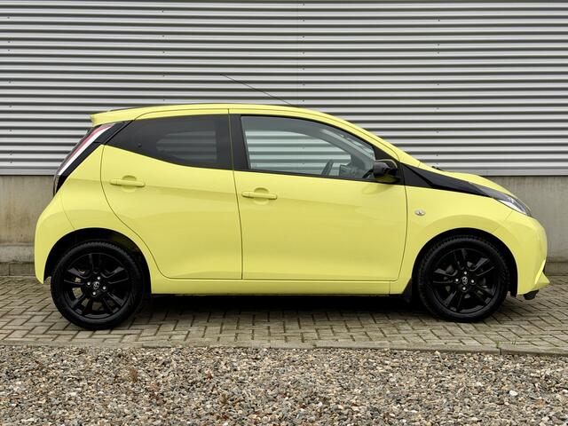 Toyota AYGO 1.0 VVT-i x-cite Yellow & Black [ airco,camera,cruise,lmv ]