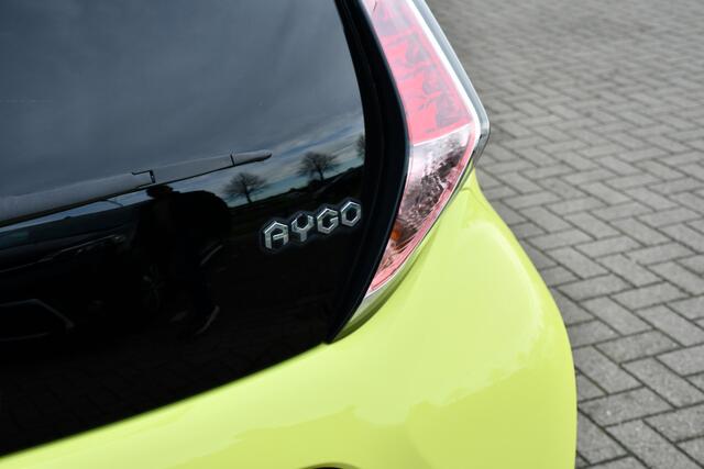 Toyota AYGO 1.0 VVT-i x-cite 5-deurs 69pk | Airconditioning | Zwarte lichtmetalen velgen | Dealer-onderhouden |