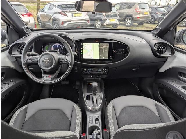 Toyota AYGO X Hybrid 115 GR Sport | Nieuw model! | JBL | Stoelverw. | Camera | PDC V+A | ACC | Keyless | Qi-lader | Half-leer
