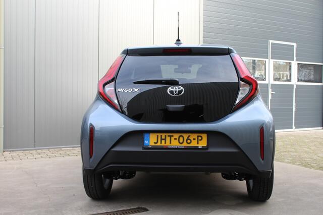 Toyota AYGO X 1.0 VVT-i MT First