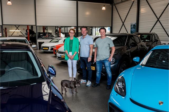 Toyota C-HR 1.8 Hybrid Executive. Bi Tone, Navi, Camera, StoelVerw, Afn Haak