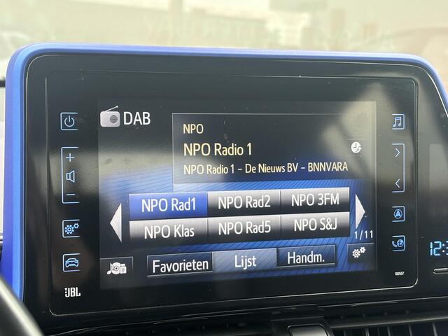 Toyota C-HR 1.8 Hybrid Bi-Tone | Leder | Stoelverwarming | Zomer + winterbanden | Parkeersensoren voor en achter | Toyota Garantie tot 2028!