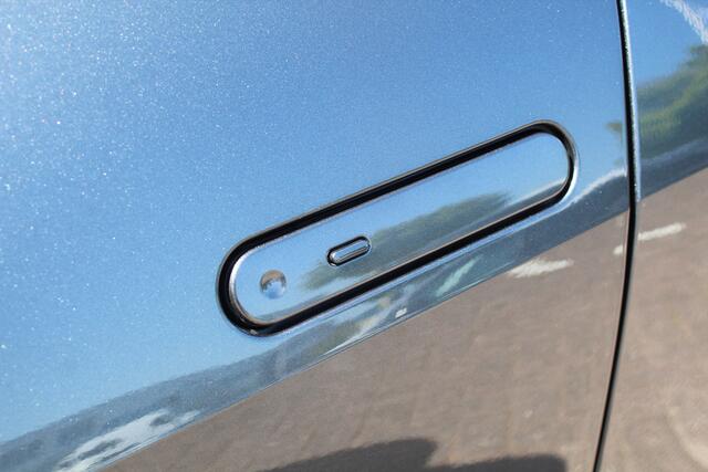 Toyota C-HR 1.8 Hybrid 140 First Edition Bi-tone | Rijklaar | Stoel-/stuurverw. | Navi | El.achterklep | Apple/Android | Blind Spot | Keyless | LED