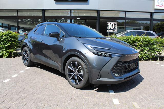 Toyota C-HR 1.8 Hybrid 140 First Edition Bi-tone | Rijklaar | Stoel-/stuurverw. | Navi | El.achterklep | Apple/Android | Blind Spot | Keyless | LED