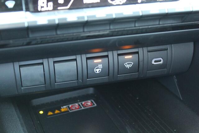 Toyota C-HR 1.8 Hybrid 140 First Edition Bi-tone | Rijklaar | Stoel-/stuurverw. | Navi | El.achterklep | Apple/Android | Blind Spot | Keyless | LED