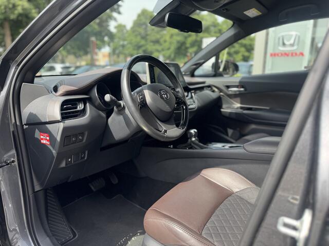 Toyota C-HR 1.8 Hybrid Executive Trekhaak, JBL, Navigatie, Dodehoeksensor , All-in Rijklaarprijs