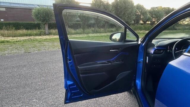 Toyota C-HR 1.8 Hybrid BI-TONE NAVIGATIE, DAB RADIO, JBL SYSTEEM, STUURVERWARMING, STOELVERWARMING, DODEHOEK ASSIST, RIJBAAN ASSIST, ADAPTIVE CRUISE CONTROL, PARKEERHULP V/A, ACHTERUITRIJCAMERA, LED-LICHT, 18"L/M-VELGEN, ENZ. ENZ. FULL OPTIONS!!