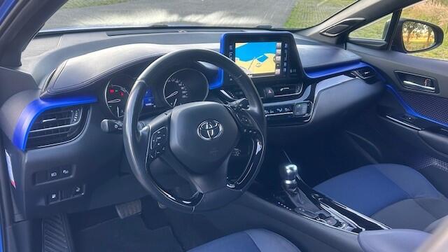 Toyota C-HR 1.8 Hybrid BI-TONE NAVIGATIE, DAB RADIO, JBL SYSTEEM, STUURVERWARMING, STOELVERWARMING, DODEHOEK ASSIST, RIJBAAN ASSIST, ADAPTIVE CRUISE CONTROL, PARKEERHULP V/A, ACHTERUITRIJCAMERA, LED-LICHT, 18"L/M-VELGEN, ENZ. ENZ. FULL OPTIONS!!