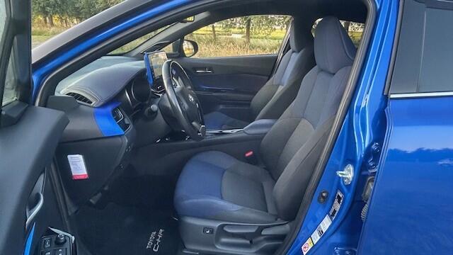 Toyota C-HR 1.8 Hybrid BI-TONE NAVIGATIE, DAB RADIO, JBL SYSTEEM, STUURVERWARMING, STOELVERWARMING, DODEHOEK ASSIST, RIJBAAN ASSIST, ADAPTIVE CRUISE CONTROL, PARKEERHULP V/A, ACHTERUITRIJCAMERA, LED-LICHT, 18"L/M-VELGEN, ENZ. ENZ. FULL OPTIONS!!