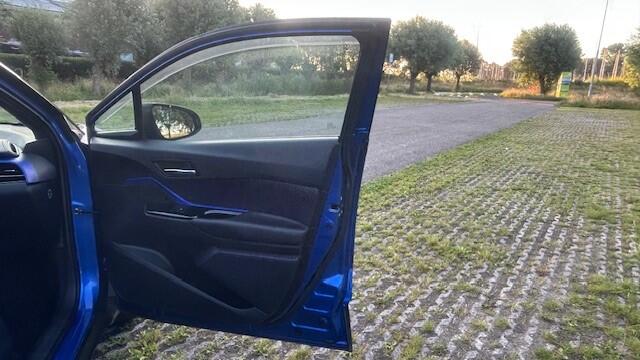 Toyota C-HR 1.8 Hybrid BI-TONE NAVIGATIE, DAB RADIO, JBL SYSTEEM, STUURVERWARMING, STOELVERWARMING, DODEHOEK ASSIST, RIJBAAN ASSIST, ADAPTIVE CRUISE CONTROL, PARKEERHULP V/A, ACHTERUITRIJCAMERA, LED-LICHT, 18"L/M-VELGEN, ENZ. ENZ. FULL OPTIONS!!