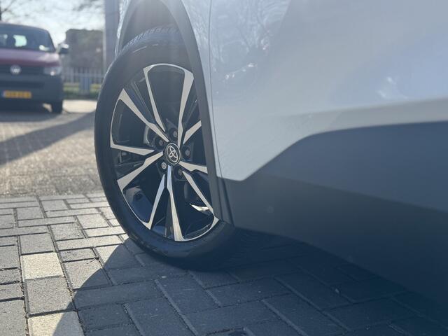 Toyota C-HR 1.8 Hybrid 140 First Edition Dodenhoekdetectie, Navigatie, Parkeersensoren V + A , All-in Rijklaarprijs