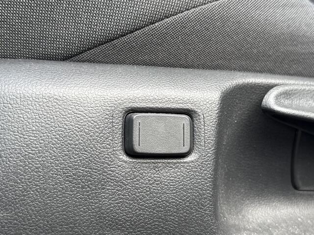 Toyota C-HR 1.8 Hybrid 140 First Edition **NAVIGATIE/ DODEHOEK DETECTIE/ 360 CAMERA/ PARKEERSENSOREN VOOR EN ACHTER/ 36 MAANDEN GARANTIE**