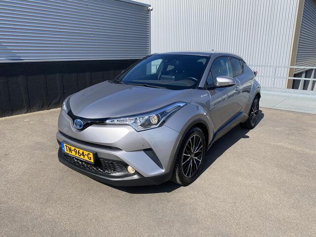Toyota C-HR 1.8 Hybrid Bi-Tone Plus Trekhaak, dodehoek detectie, navigatie, stoel- & stuurverwarming, achteruitrij camera, parkeersensoren, lederen bekleding, Volledig dealeronderhouden