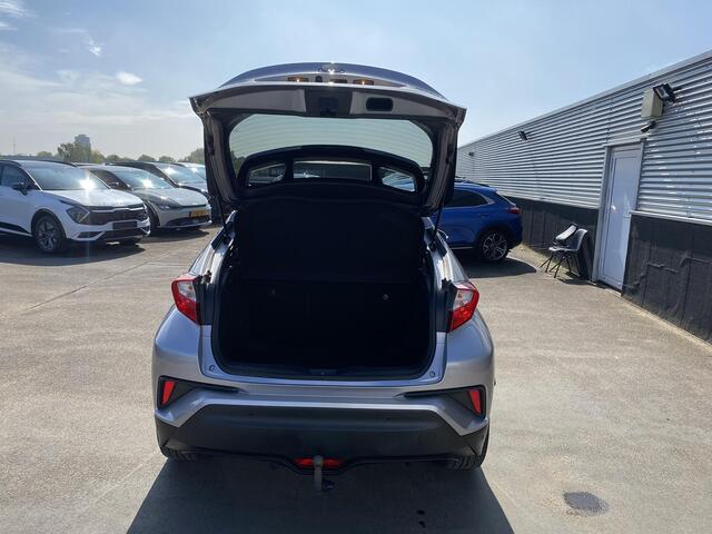 Toyota C-HR 1.8 Hybrid Bi-Tone Plus Trekhaak, dodehoek detectie, navigatie, stoel- & stuurverwarming, achteruitrij camera, parkeersensoren, lederen bekleding, Volledig dealeronderhouden