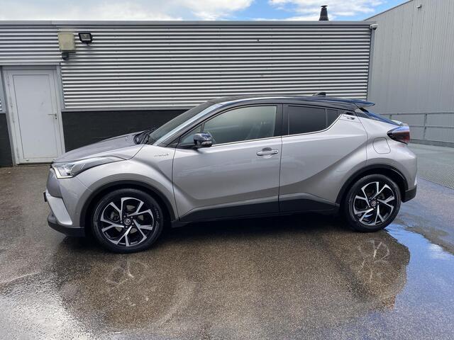 Toyota C-HR 1.8 Hybrid Bi-Tone Plus Stoel- & stuurverarming, navigatie, dodehoek detectie, JBL Premium audio, Volledig dealeronderhouden, achteruitrij camera, adaptieve cruise control