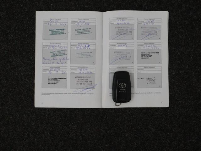 Toyota C-HR 1.2 Executive | Treeplanken | Navigatie | Stoelverwarming | Parkeersensoren |