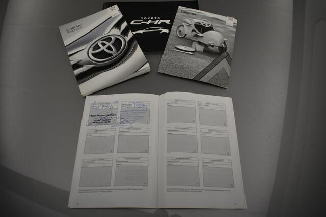 Toyota C-HR 1.8 Hybrid Bi-Tone Plus Leder Cam Stoel Ver JBL Dhoek Detectie