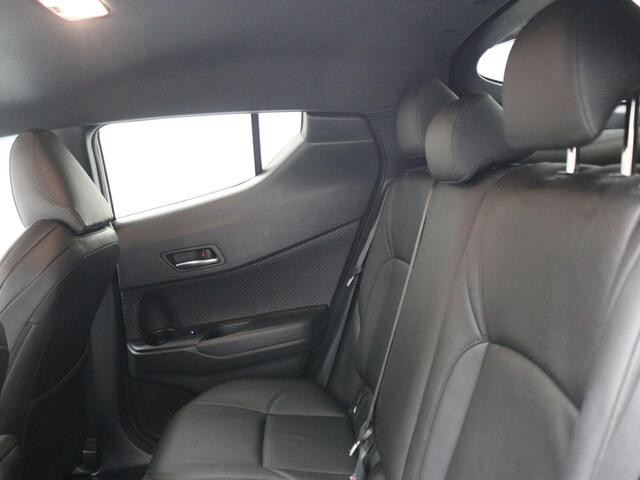 Toyota C-HR 1.8 Hybrid Style Automaat / Dealeronderhouden / 1ste eigenaar / Afneembare Trekhaak / Stoel en Stuurverwarming / Cruise Control / Achteruitrijcamera / Lederen bekleding /