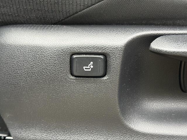 Toyota C-HR 1.8 Hybrid Bi-Tone **NAVIGATIE/ DODEHOEK DETECTIE/ STOELVERWARMING/ ADAPTIEF CRUISE CONTROL**