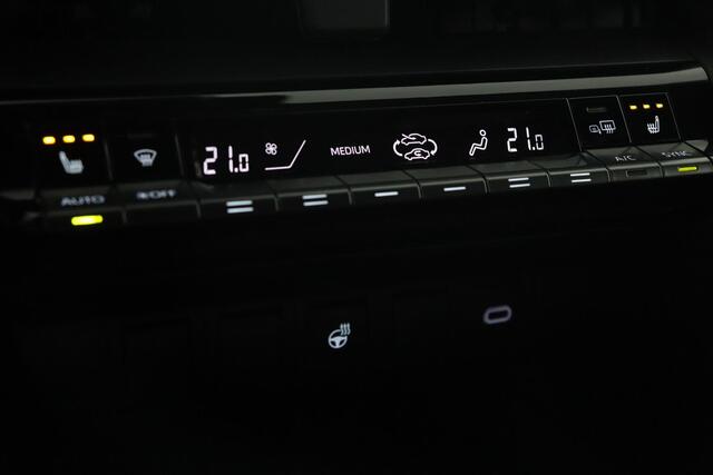 Toyota C-HR 2.0 Plug-in Hybrid 220 Dynamic | Stoel en Stuurverwarming | 65Km elektrisch bereik | Navigatie |