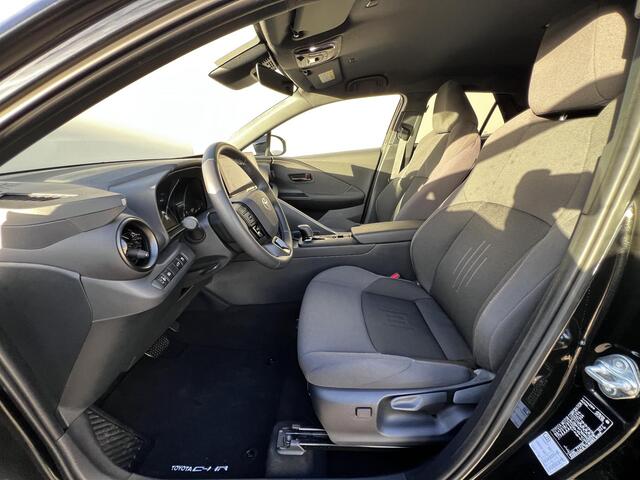 Toyota C-HR 1.8 Hybrid 140 Dynamic Automaat / Fabrieksgarantie tot 10 jaar mogelijk * / Stuur-, stoel- en voorruitverwarming / Navigatie / Camera / Climate Control / Apple Carplay Android / 18" LM wielen /