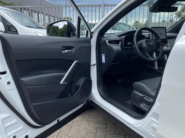 Toyota COROLLA Cross 2.0 High Power Hybrid First Edition / NL-Auto / 1-Ste Eigenaar / Dealer-Onderhouden / Automaat / Keyless / Half-Leder / LED / DAB / Apple-Carplay & Android-Auto / Navi / Camera / Stoelverwarming / Adaptieve Cruise-Control / Elektrische Achterklep /