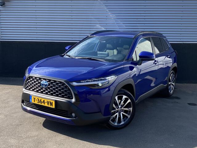 Toyota COROLLA Cross 2.0 High Power Hybrid First Edition CVT automaat Nieuw geleverd en onderhouden ! Auto vol luxe! incl: Apple CarPlay/Android Auto, Trekhaak 13-polig, achteruitrij camera, parkeersensoren, dodehoek detectie, navigatie, Apple CarPlay/Android Auto, stoe