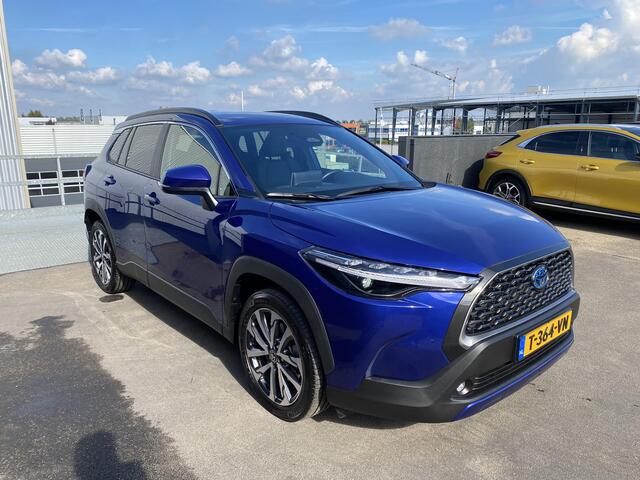 Toyota COROLLA Cross 2.0 High Power Hybrid First Edition CVT automaat Nieuw geleverd en onderhouden ! Auto vol luxe! incl: Apple CarPlay/Android Auto, Trekhaak 13-polig, achteruitrij camera, parkeersensoren, dodehoek detectie, navigatie, Apple CarPlay/Android Auto, stoe
